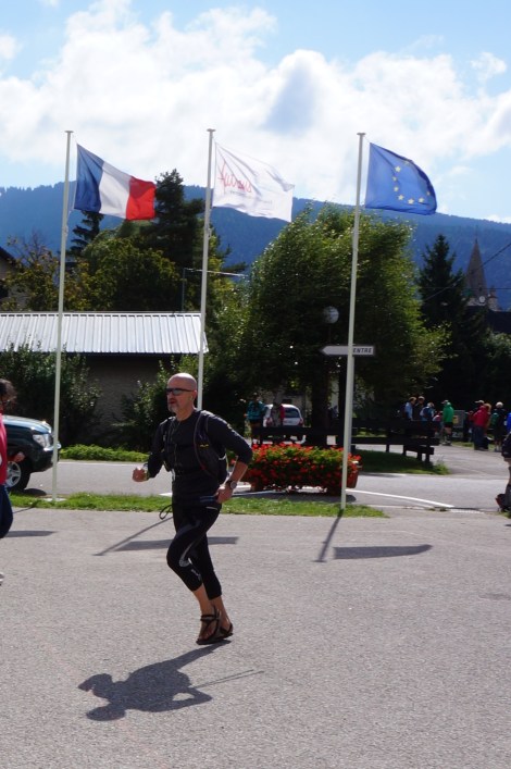 Entering ravito in Autrans at km 38